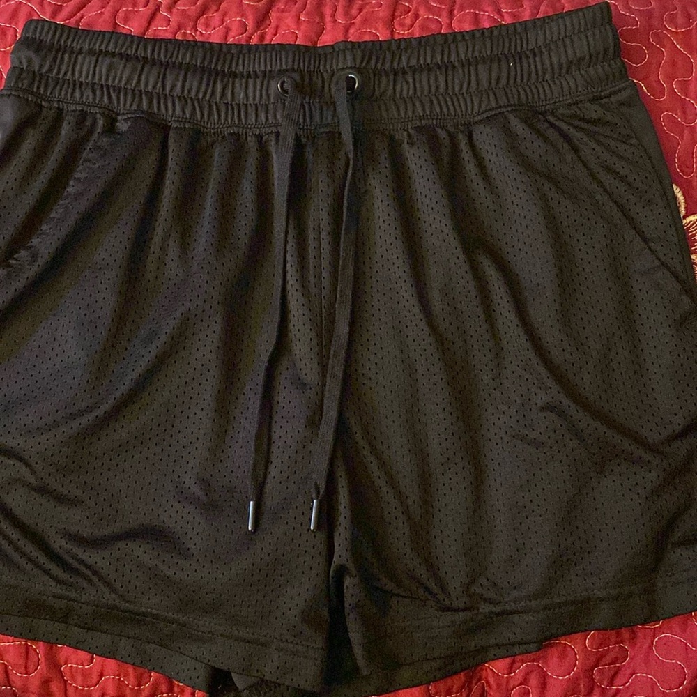 Black sports shorts Medium